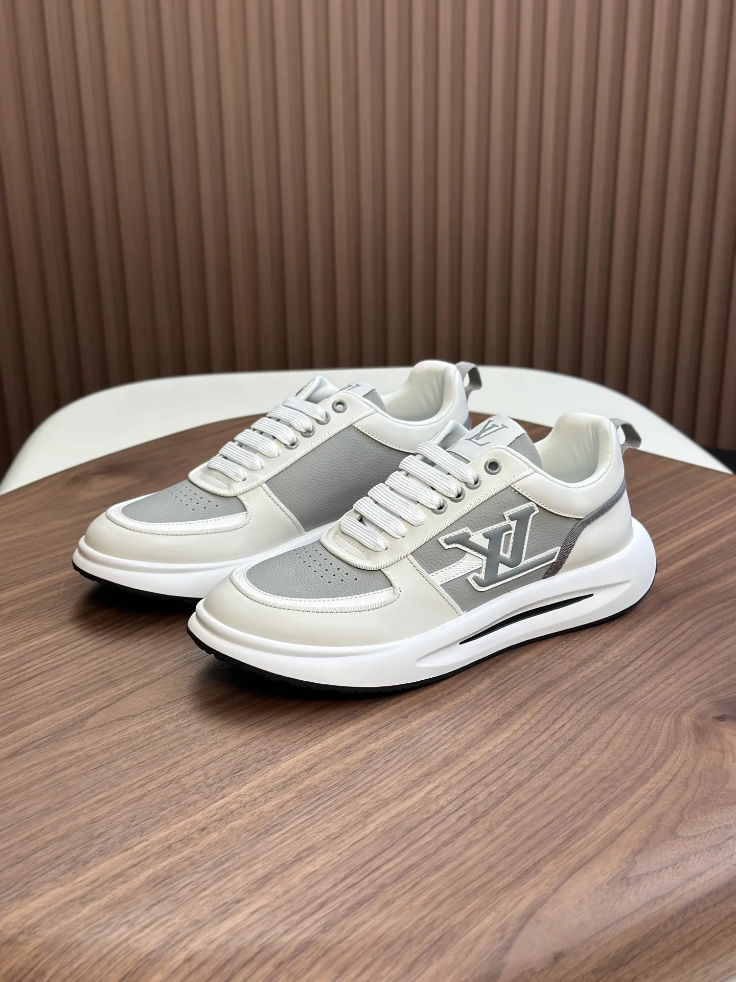 Men's shoes💰780 Lv 🔍Top purchasing agent🇮🇹 Louis Vuitton, the sports sneaker counter is synchronized, the uppers are imported from Italy, high-quality splicing colorful and complex crafts, the imported mesh padding is soft and comfortable, soles: original soles specially provided by the original factory, T men's men's shoes 💰U exclusive movable molded soles are super comfortable, original factory and single goods, 🔍🔍high quality, you can enter and leave the counter at will, welcome to compare, code number 38-44 (customized 45)